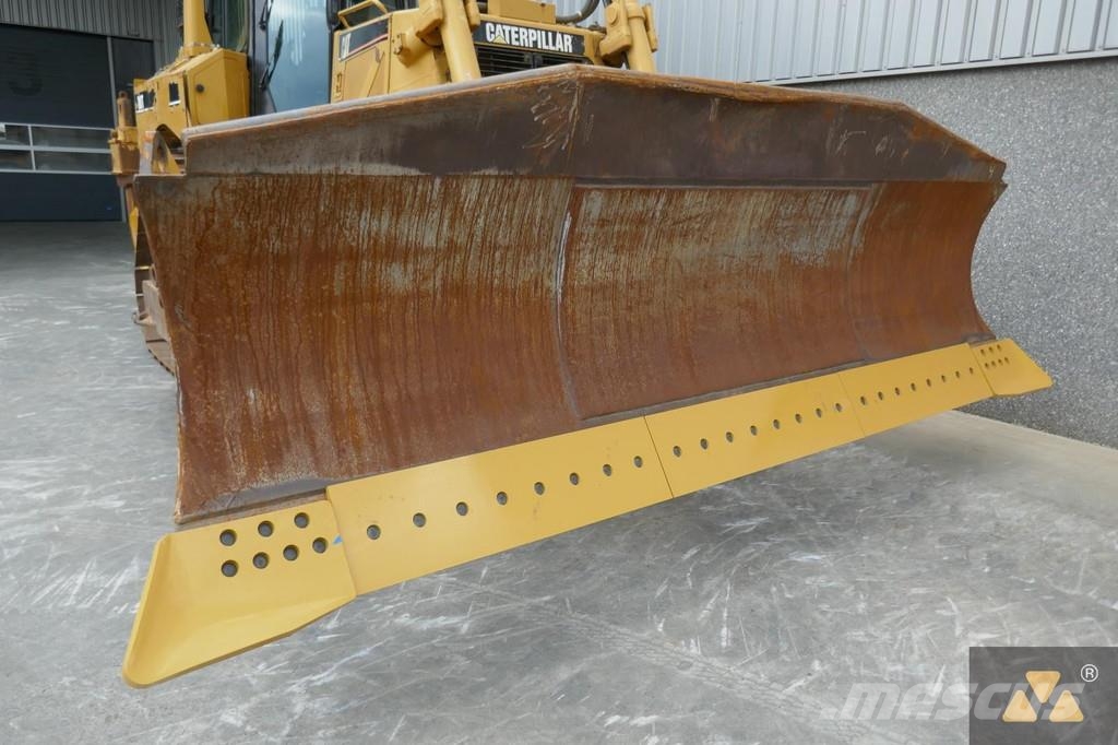 CAT D8T بلدوزرات مجنزرة