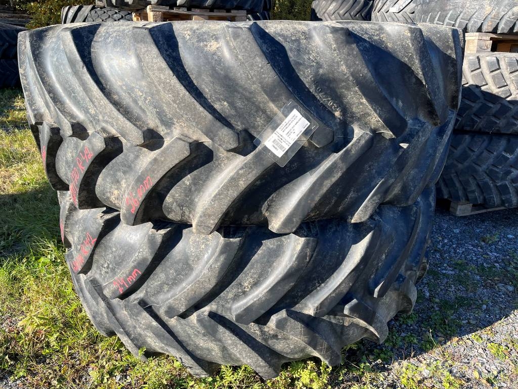 Goodyear 620/70R42 till New Holland / Ford 8670 Tyres, wheels and rims
