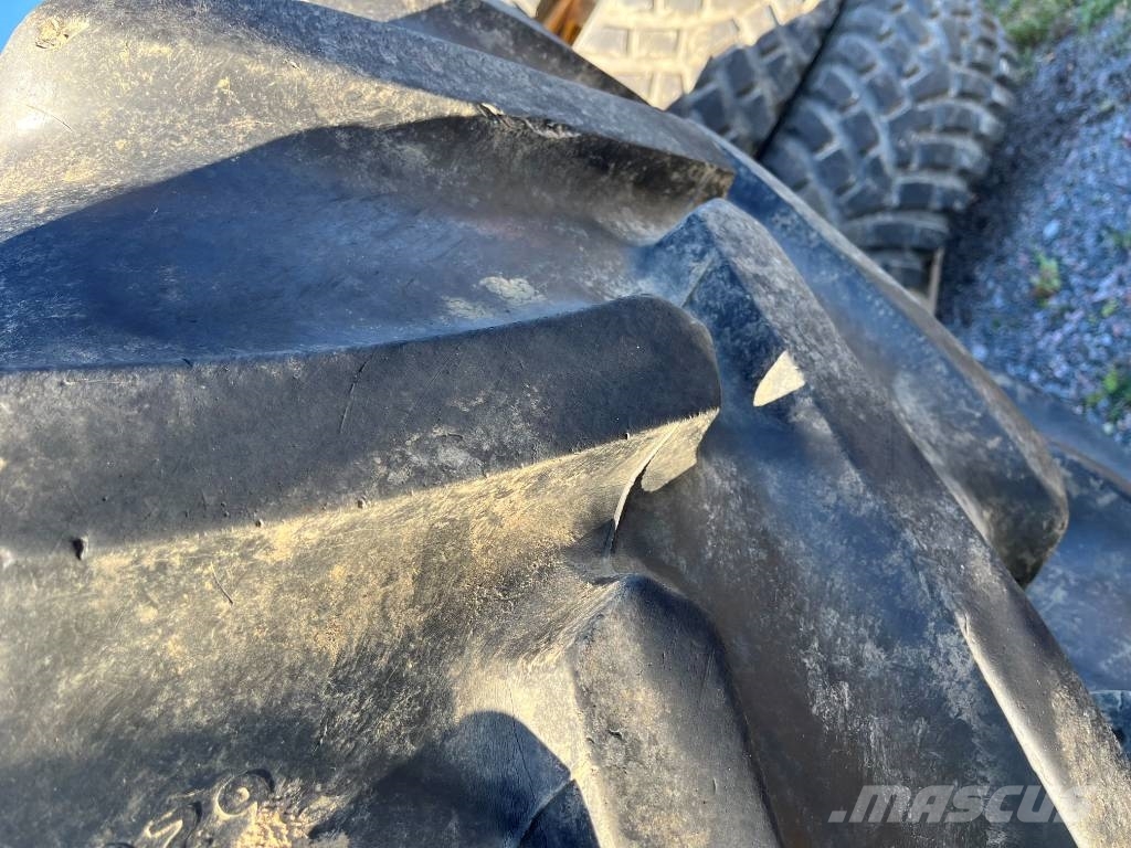 Goodyear 620/70R42 till New Holland / Ford 8670 Tyres, wheels and rims