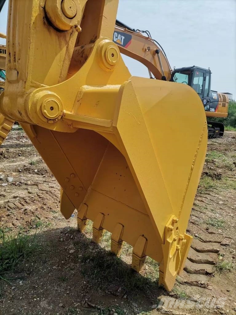 Komatsu PC 220-8 Crawler excavators