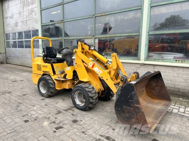 GiANT D 261 S لوادر بعجل