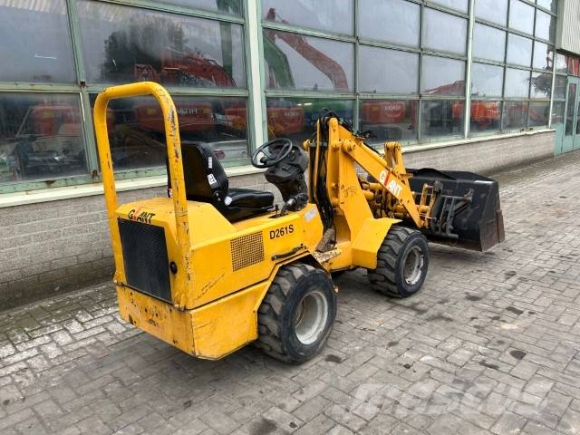 GiANT D 261 S لوادر بعجل