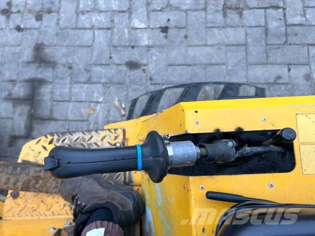 GiANT D 261 S لوادر بعجل