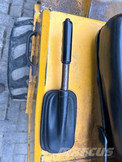 GiANT D 261 S لوادر بعجل