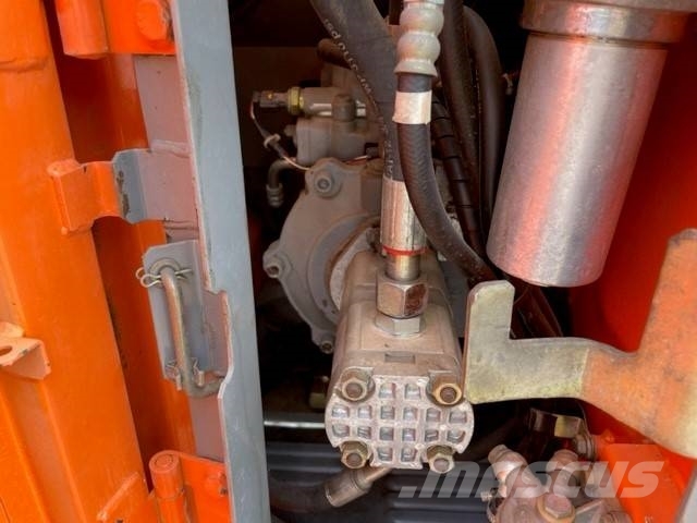 Hitachi ZX 135 UR حفارات زحافة