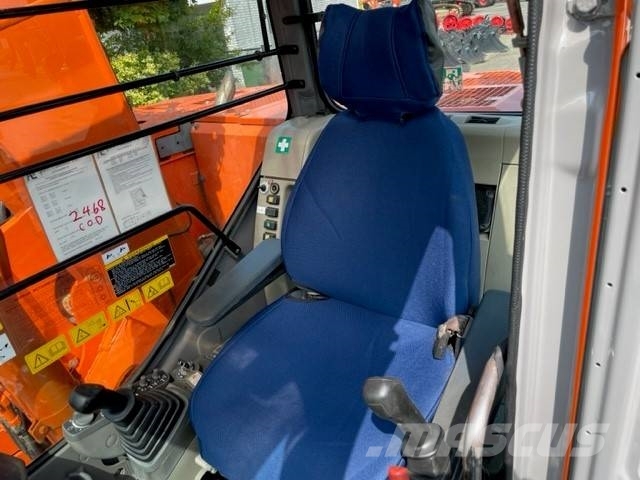 Hitachi ZX 135 UR حفارات زحافة