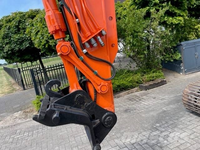 Hitachi ZX 135 UR حفارات زحافة
