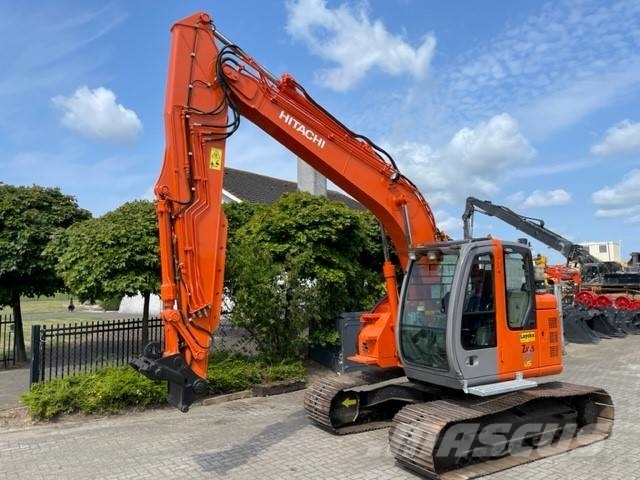 Hitachi ZX 135 UR حفارات زحافة