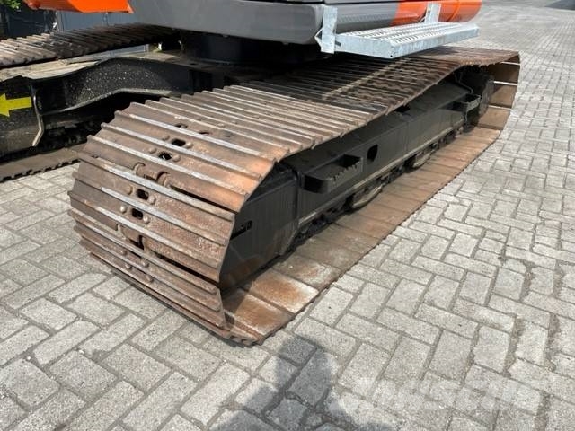 Hitachi ZX 135 UR حفارات زحافة