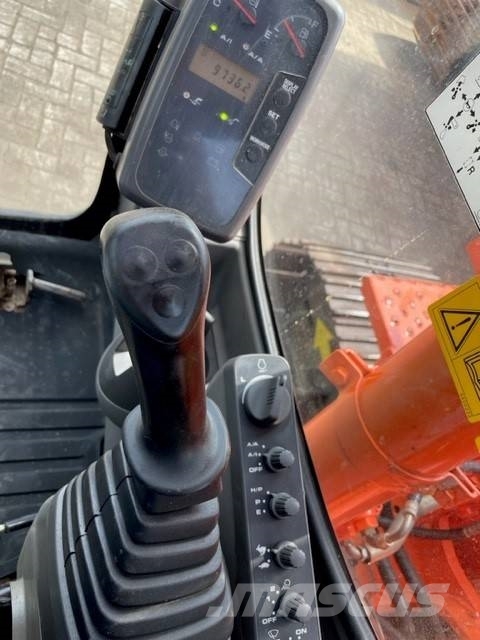 Hitachi ZX 135 UR حفارات زحافة