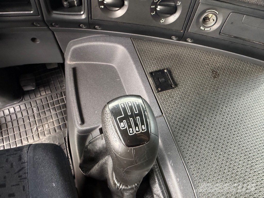 Scania P 230 Umpikorikuorma-autot