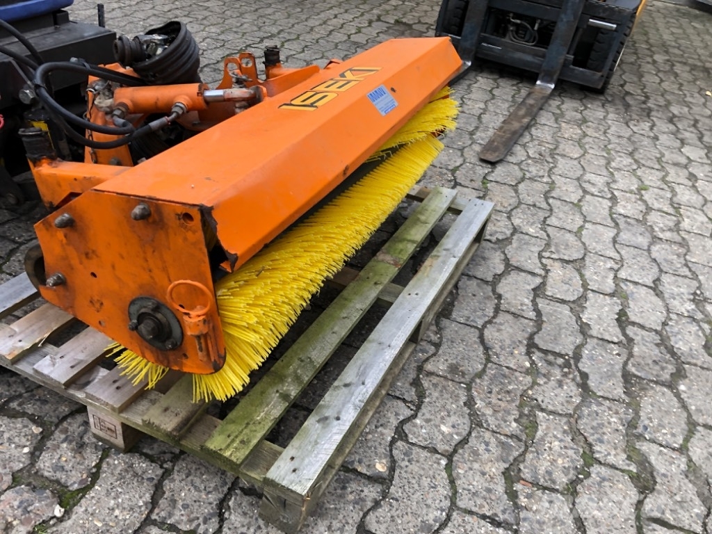 Iseki KL 110 Zamiatarki - Zgarniarki - Odśnieżarki