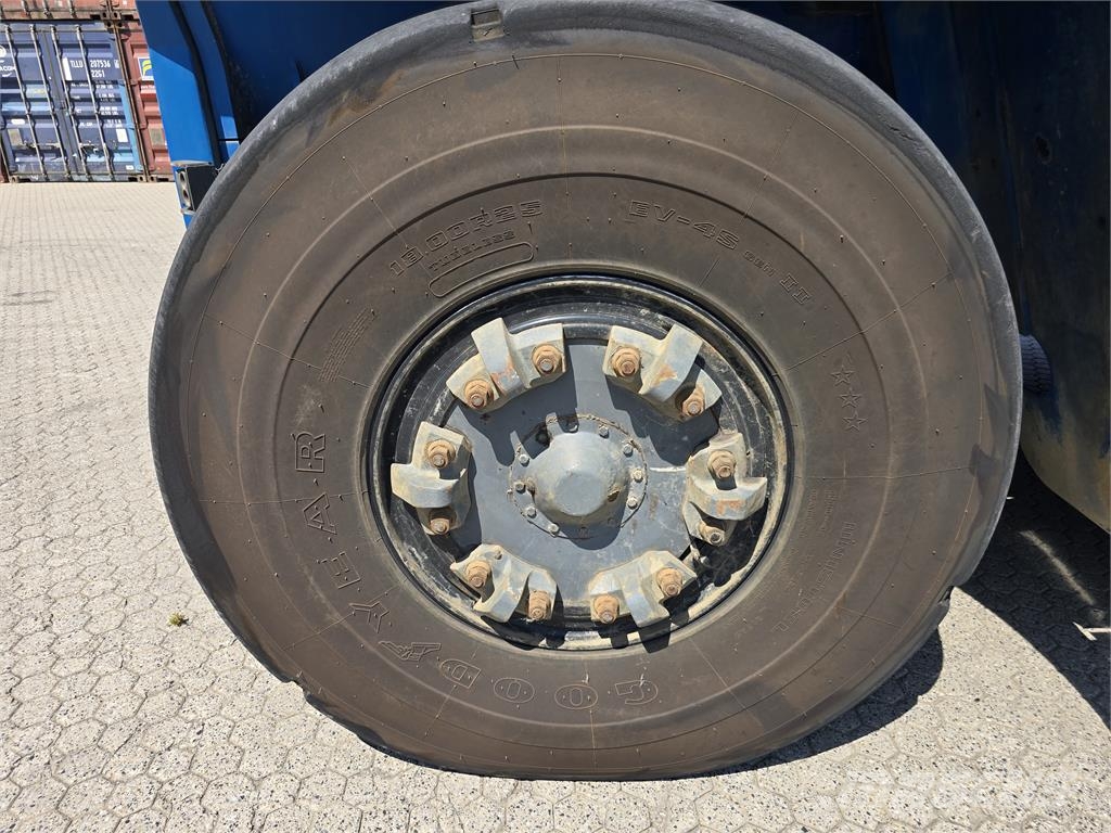 Kalmar DRG450-60S5 Reachstackers