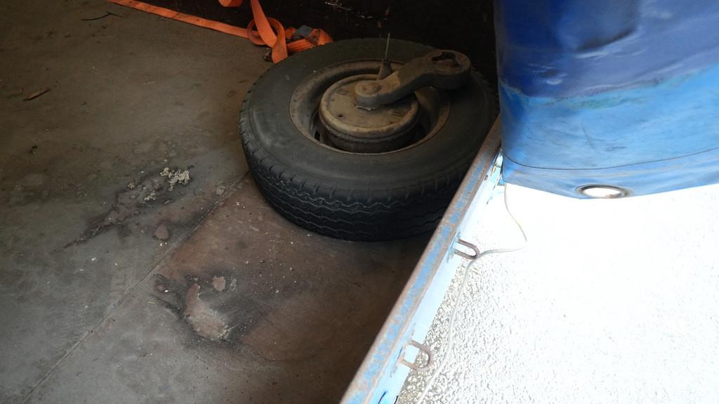 Equipe Taurpalin trailer broken axle! Andere Anhänger
