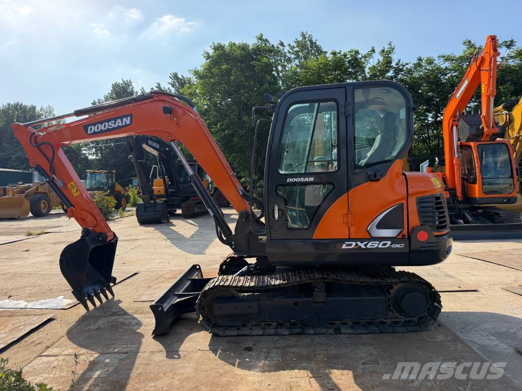 Doosan DX60 Bagri goseničarji