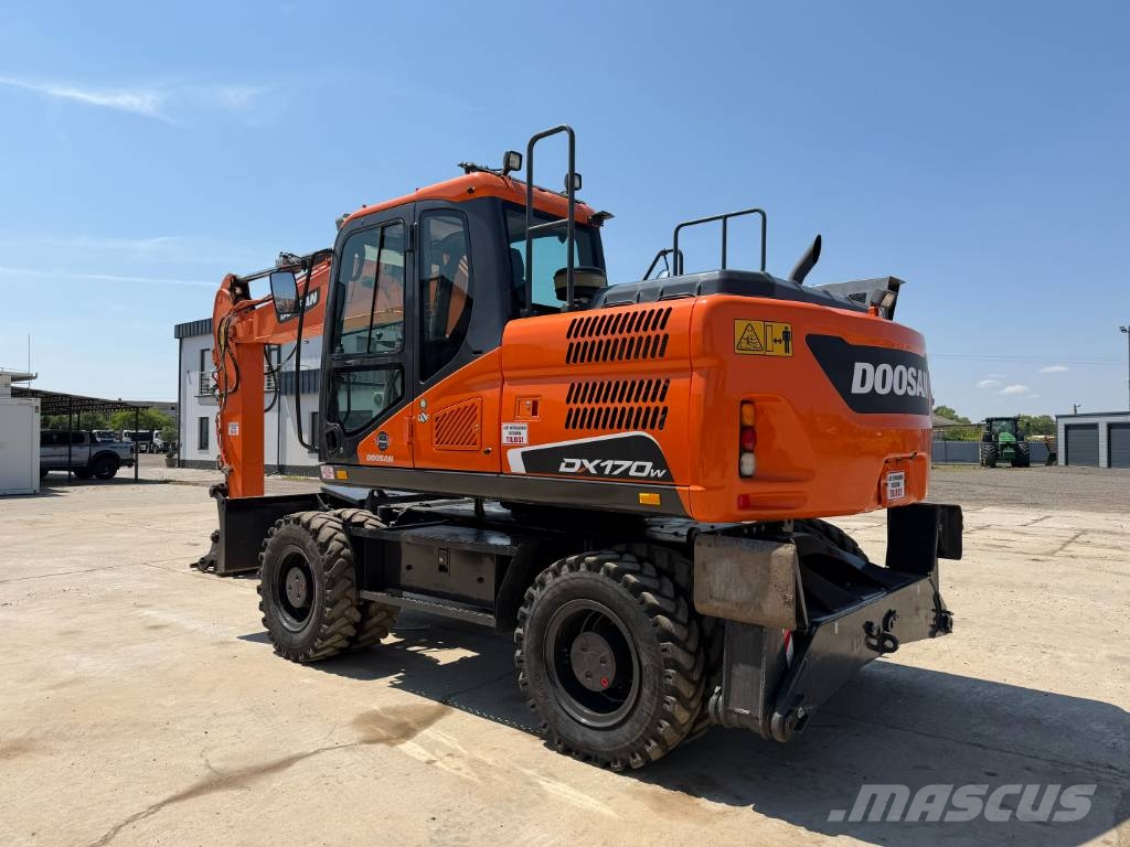 Doosan DX 170 W حفارات بعجل