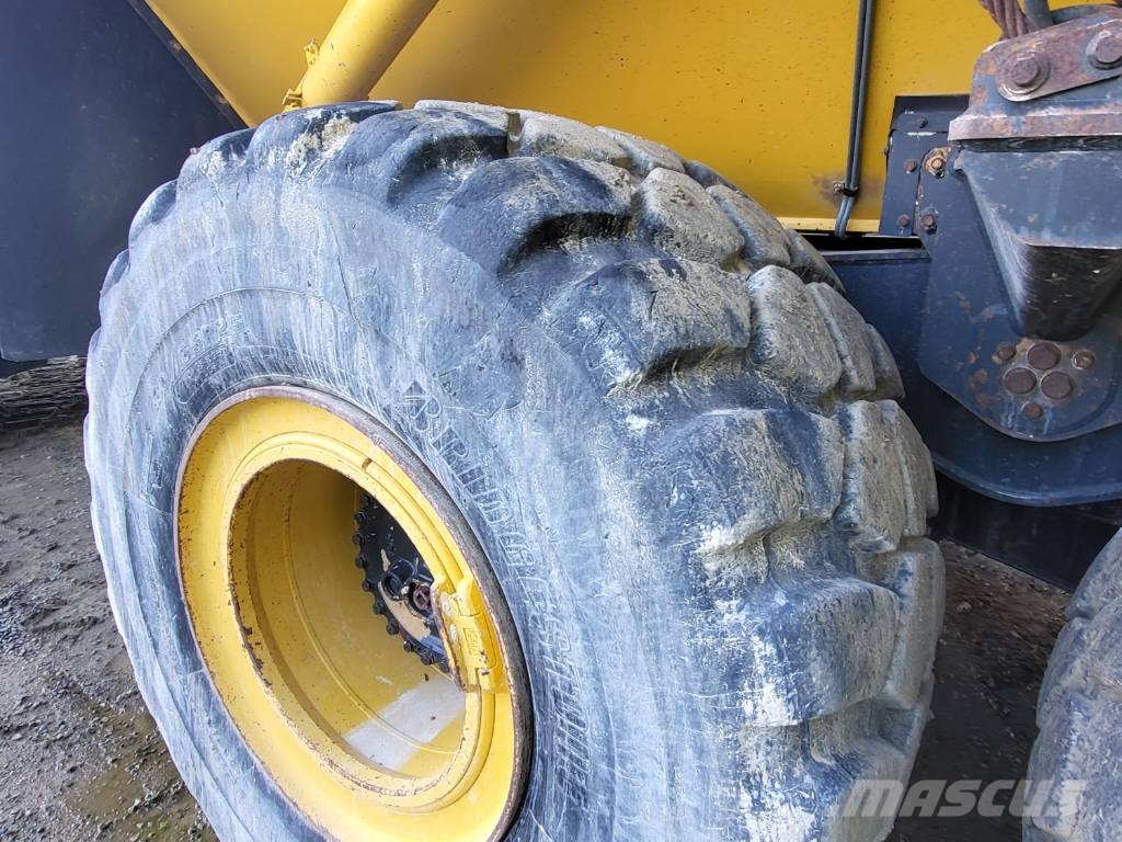 Komatsu HM300-5 ساحبات مفصلية