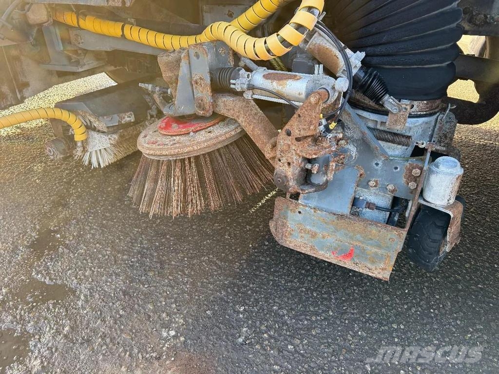 Scania P94-220 4X2 SWEEPER / VEEGMACHINE Sweeper trucks