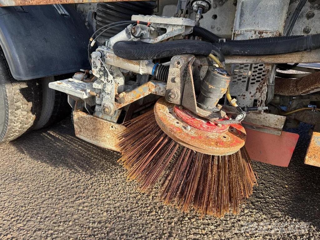 Scania P94-220 4X2 SWEEPER / VEEGMACHINE Sweeper trucks
