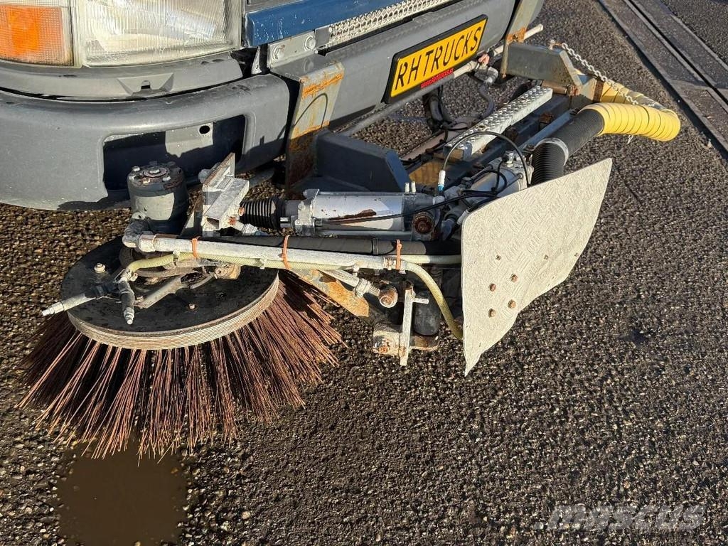 Scania P94-220 4X2 SWEEPER / VEEGMACHINE Sweeper trucks