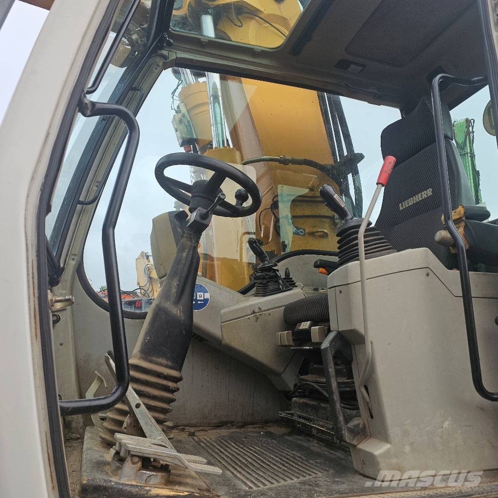 Liebherr 900 C حفارات بعجل