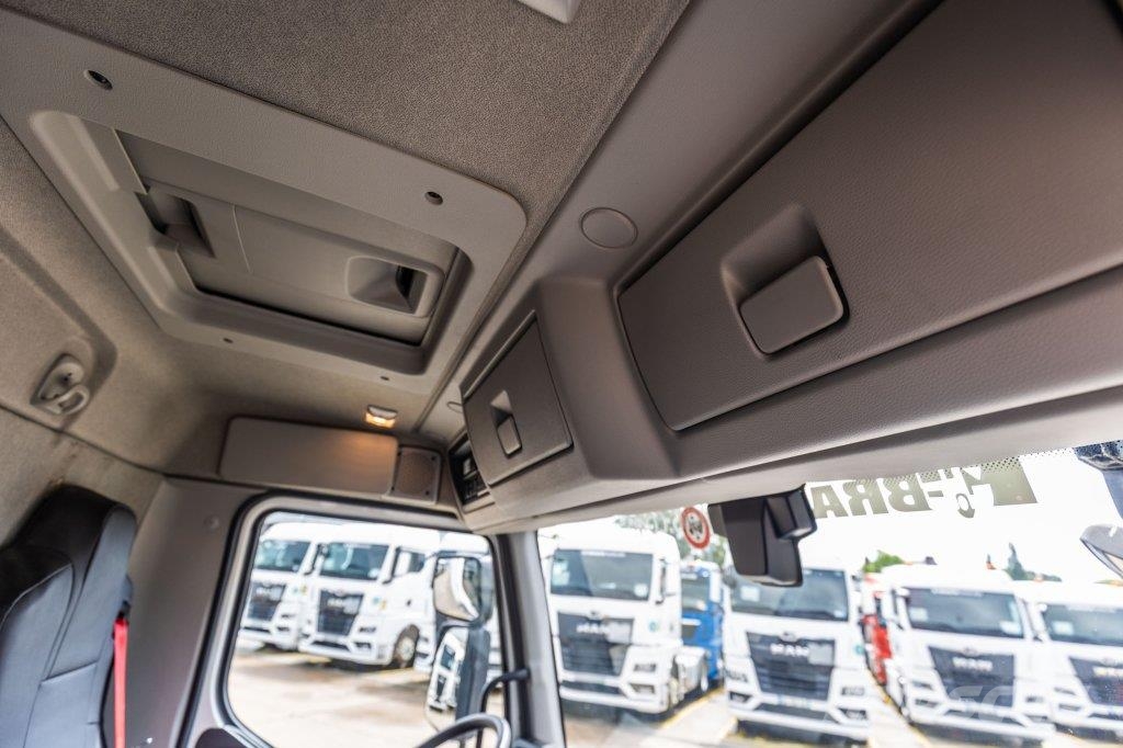 Renault D12.240+HAYON ANTEO 1.7T. Camiones con caja de remolque