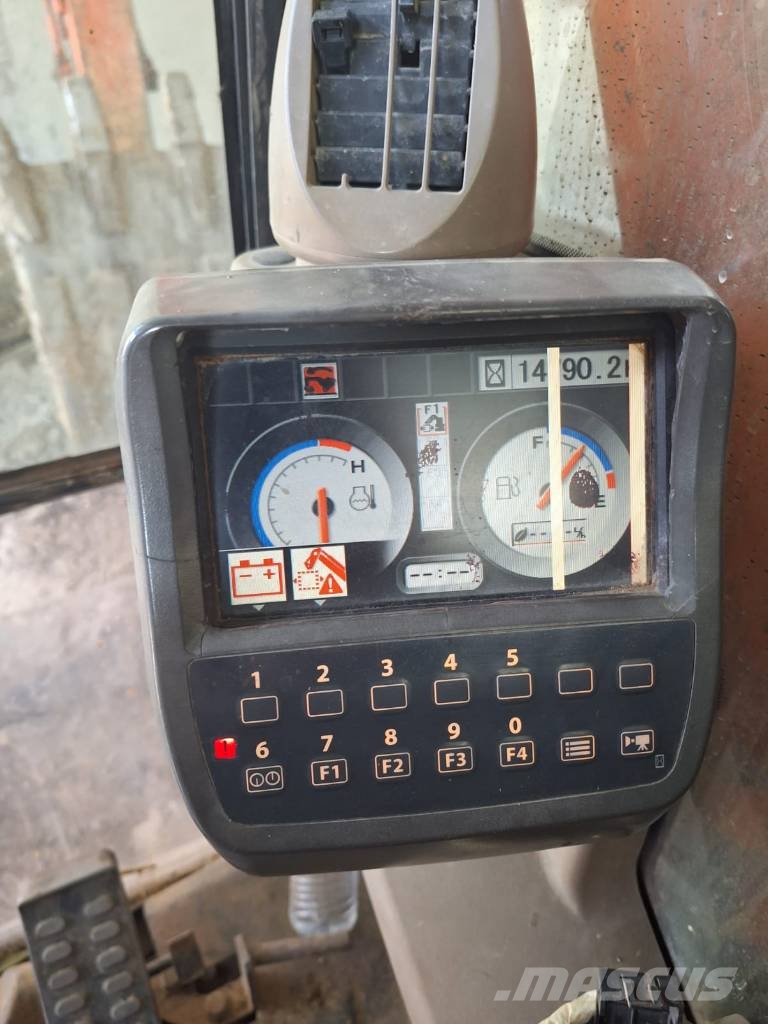 Hitachi ZX 135 US-3 حفارات زحافة