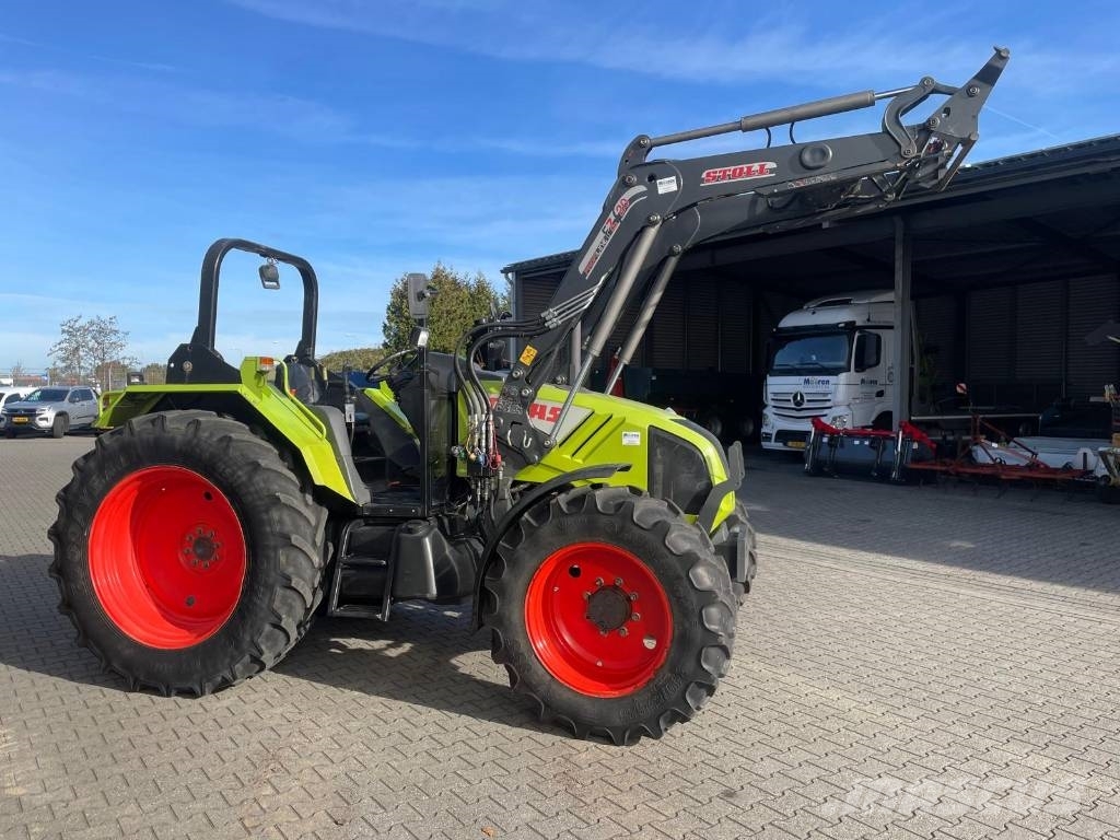 CLAAS Axos 340 tractor met Stoll voorlader Трактори