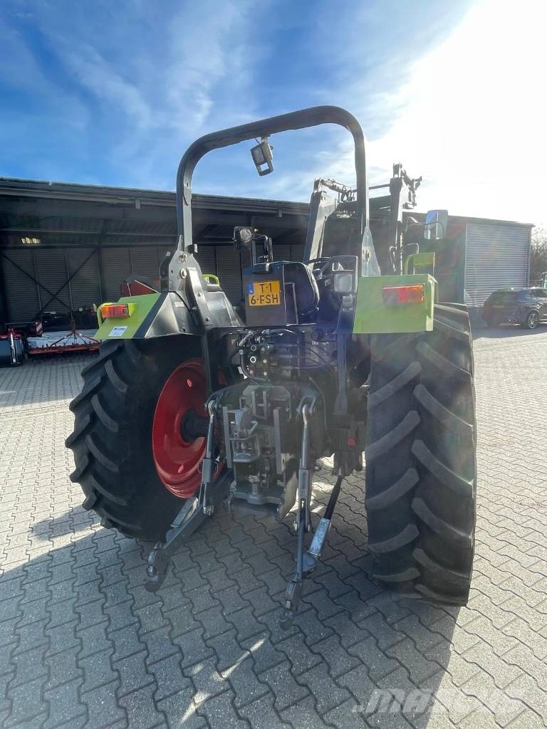 CLAAS Axos 340 tractor met Stoll voorlader Трактори