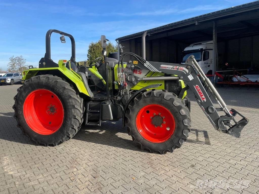 CLAAS Axos 340 tractor met Stoll voorlader Трактори