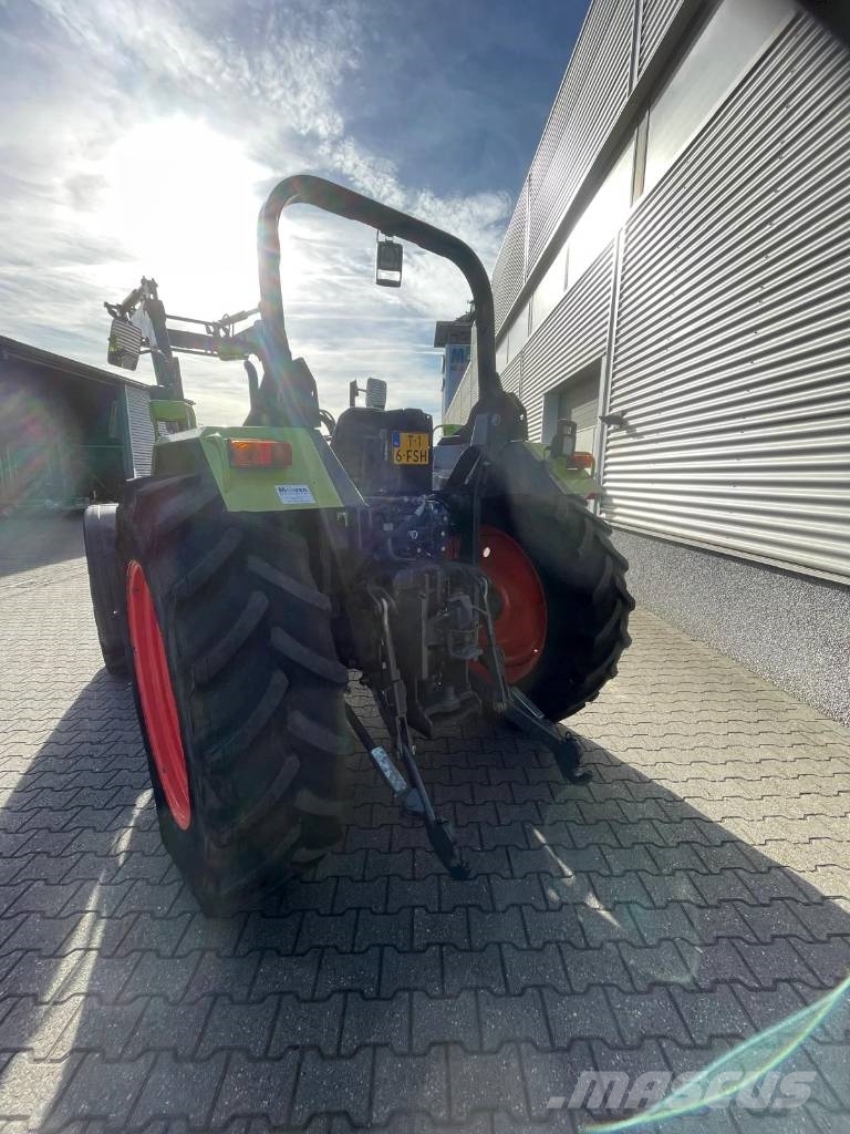 CLAAS Axos 340 tractor met Stoll voorlader Трактори