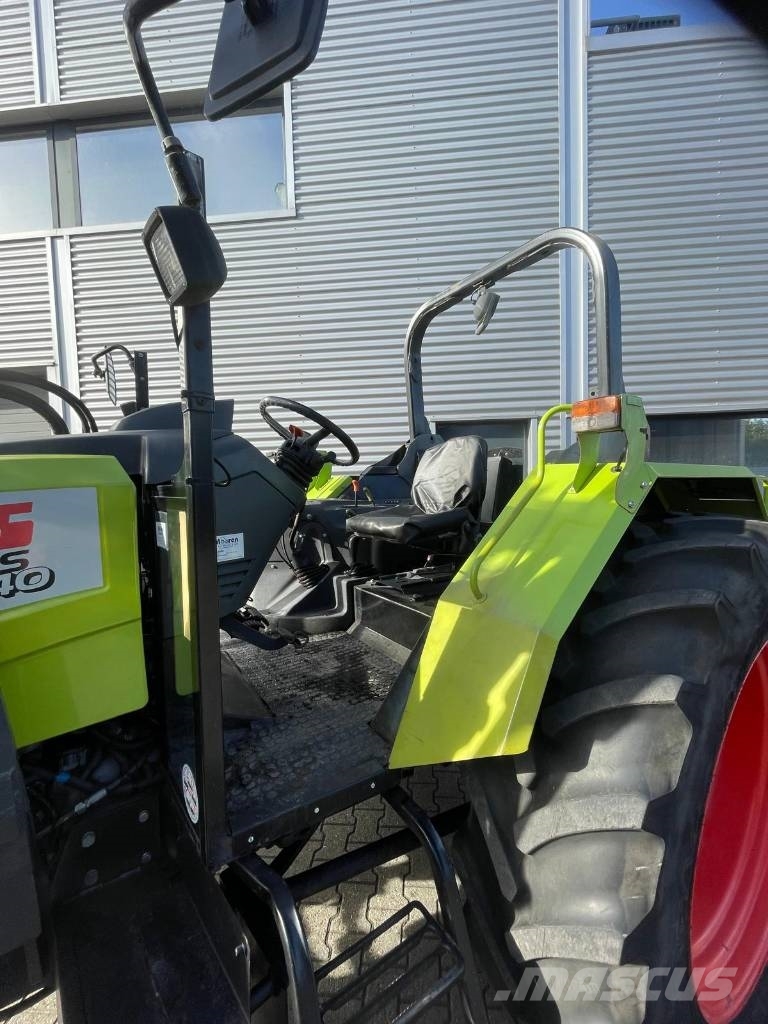 CLAAS Axos 340 tractor met Stoll voorlader Трактори