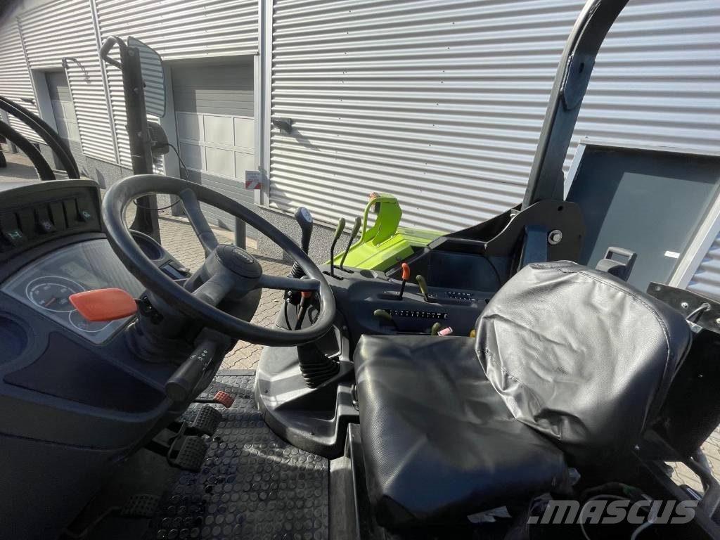 CLAAS Axos 340 tractor met Stoll voorlader Трактори