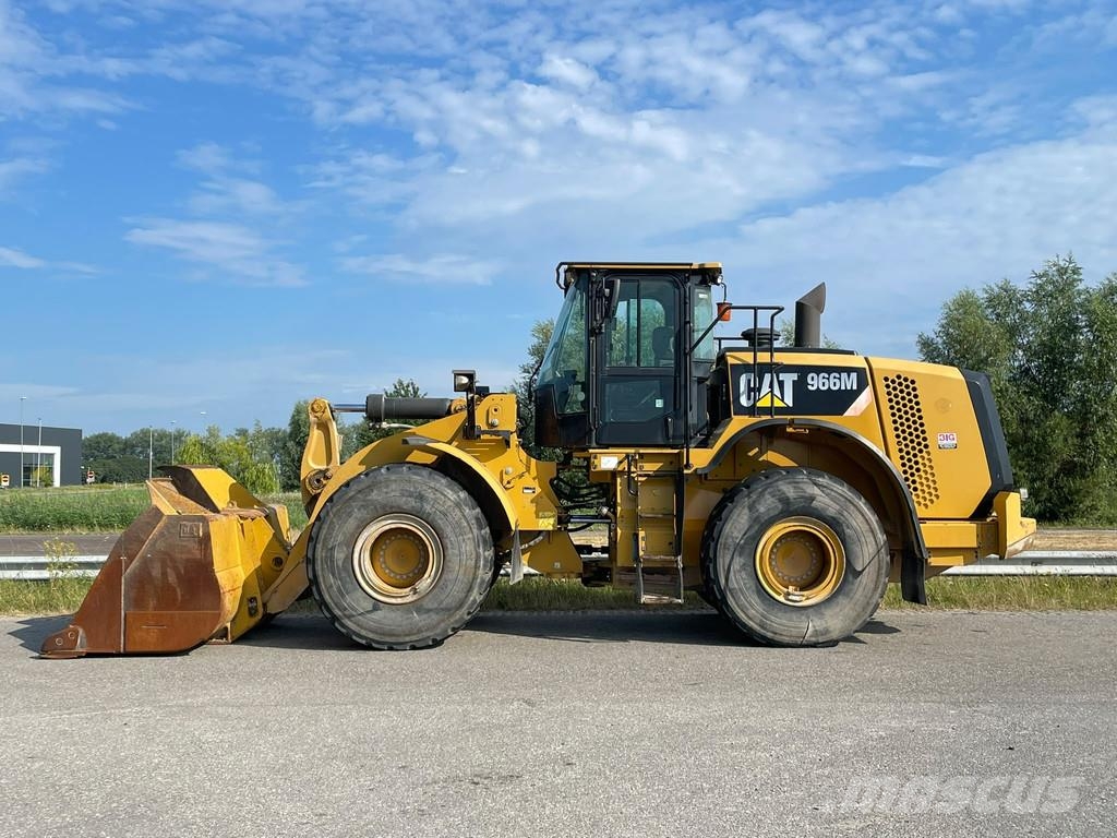 CAT 966M Kolesové nakladače