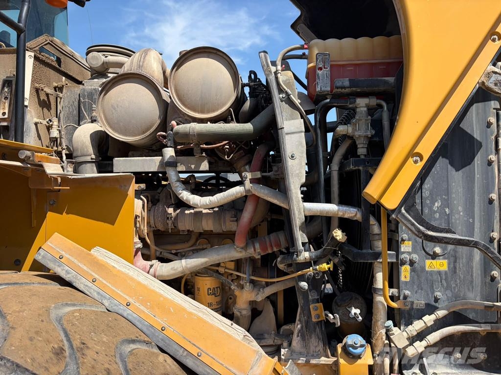 CAT 966M Kolesové nakladače