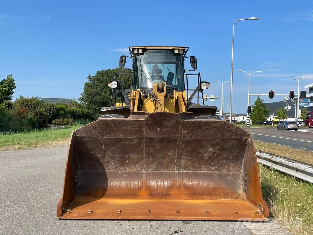 CAT 966M Kolesové nakladače