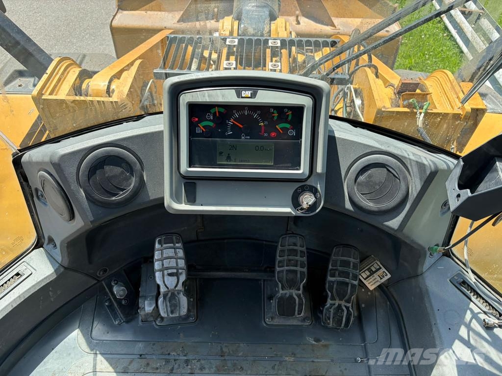 CAT 966M Kolesové nakladače