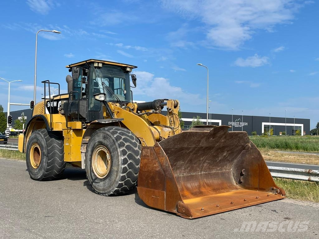 CAT 966M Kolesové nakladače