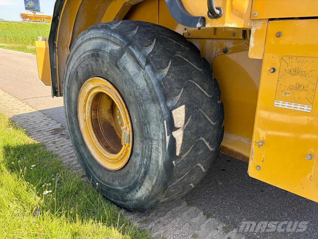 CAT 966M Kolesové nakladače