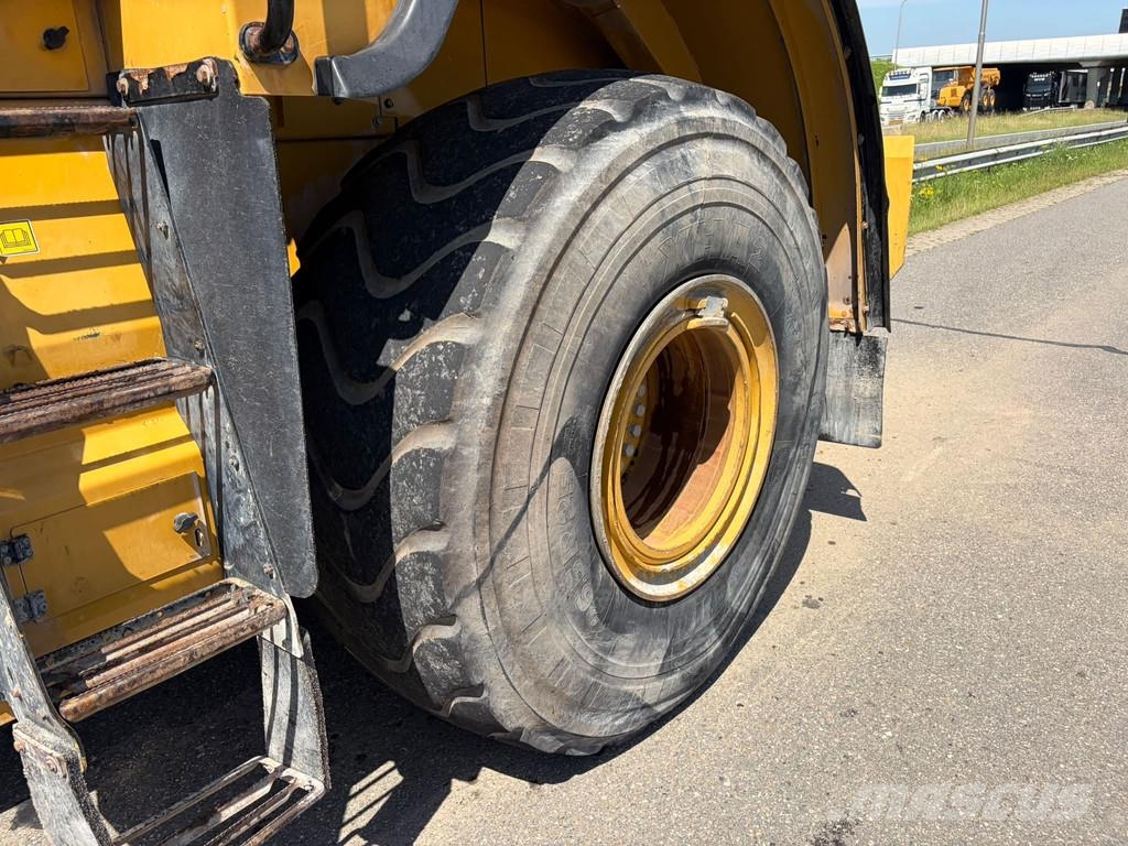 CAT 966M Kolesové nakladače