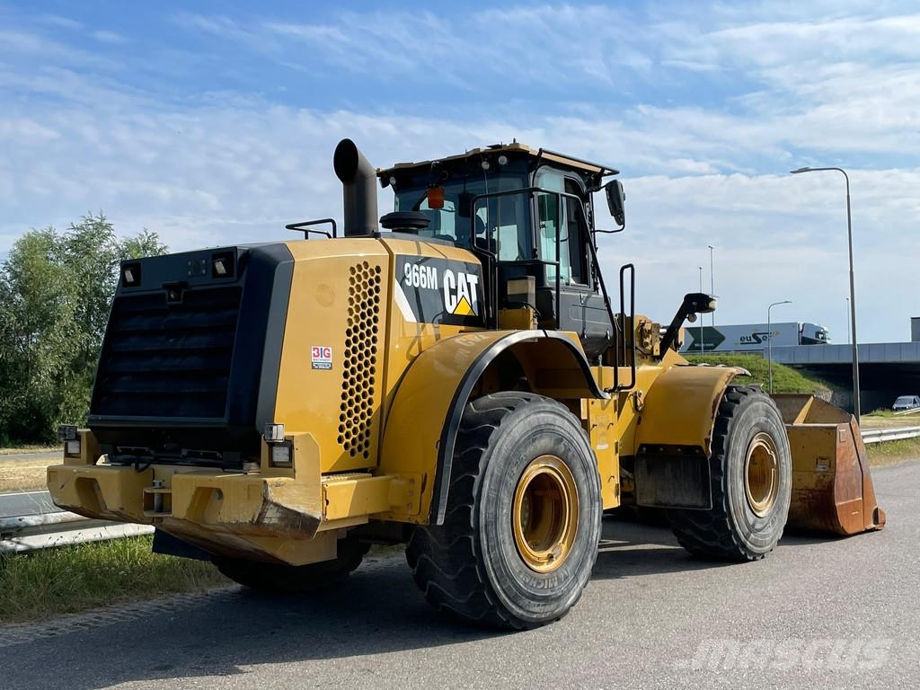 CAT 966M Kolesové nakladače
