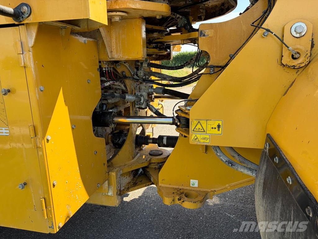 CAT 966M Kolesové nakladače
