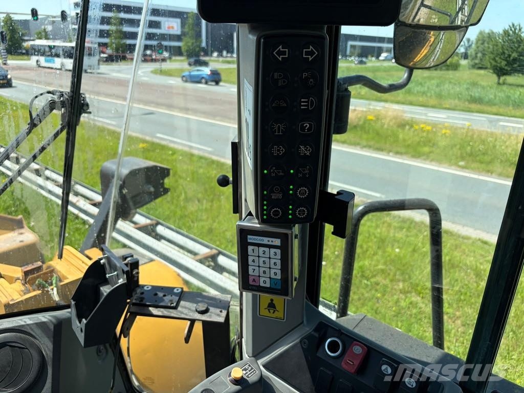 CAT 966M Kolesové nakladače