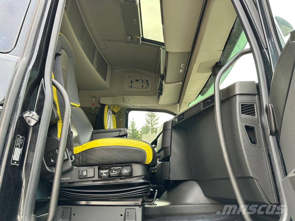 Volvo FH16 750 8x4*4 tridem, AJK koukkulaite Vrachtwagen met containersysteem