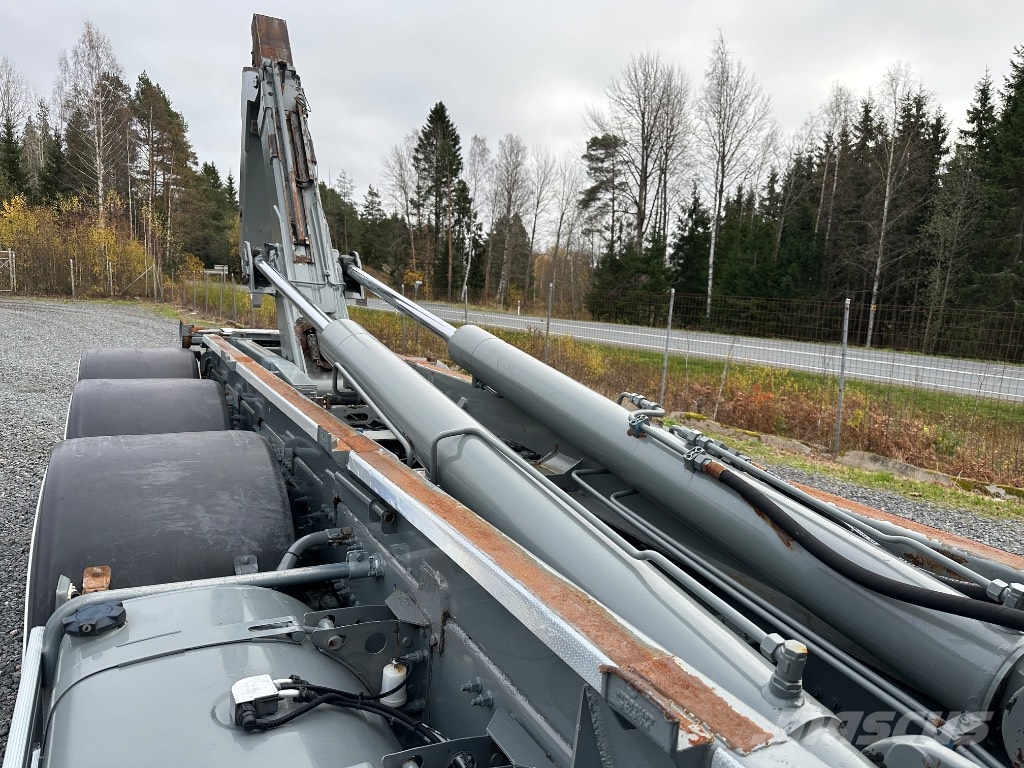 Volvo FH16 750 8x4*4 tridem, AJK koukkulaite Vrachtwagen met containersysteem