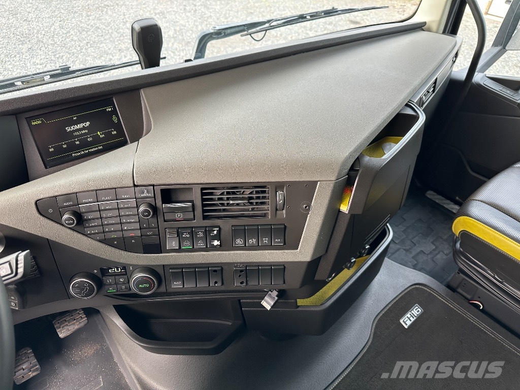 Volvo FH16 750 8x4*4 tridem, AJK koukkulaite Vrachtwagen met containersysteem