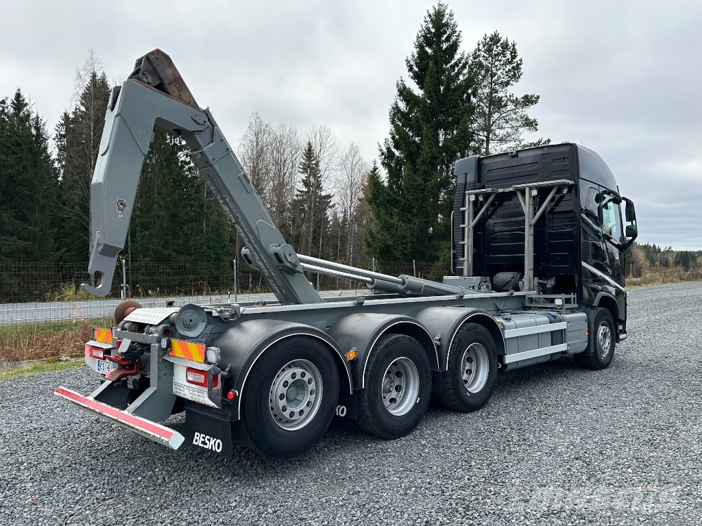 Volvo FH16 750 8x4*4 tridem, AJK koukkulaite Vrachtwagen met containersysteem