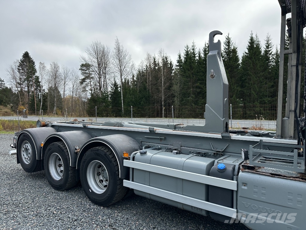 Volvo FH16 750 8x4*4 tridem, AJK koukkulaite Vrachtwagen met containersysteem