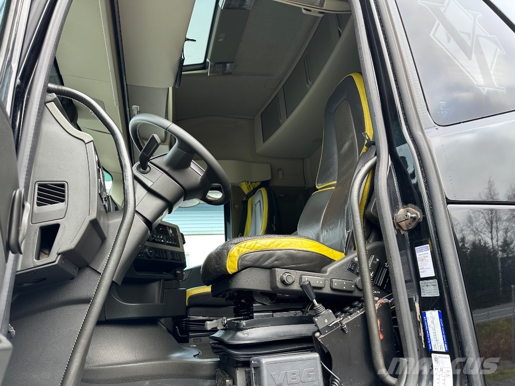 Volvo FH16 750 8x4*4 tridem, AJK koukkulaite Vrachtwagen met containersysteem