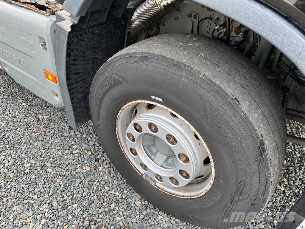 Volvo FH16 750 8x4*4 tridem, AJK koukkulaite Vrachtwagen met containersysteem